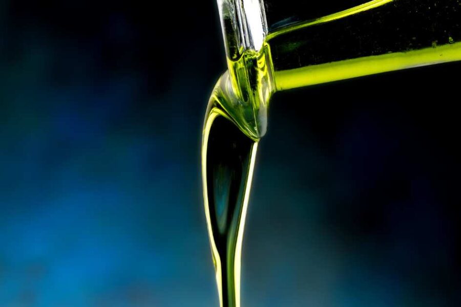 Oil pour